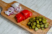 Фото приготовления рецепта: Сырный рулет с фаршем, маринованными огурцами и помидором - шаг №7