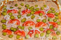 Фото приготовления рецепта: Сырный рулет с фаршем, маринованными огурцами и помидором - шаг №10