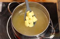 Фото приготовления рецепта: Щи из свежей капусты с яблоками и томатным соком, на курином бульоне - шаг №5
