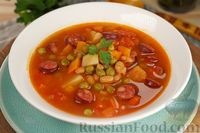 Фото к рецепту: Суп с копчёными колбасками, фасолью и горошком