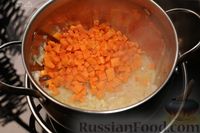 Фото приготовления рецепта: Суп с копчёными колбасками, фасолью и горошком - шаг №6