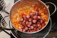 Фото приготовления рецепта: Суп с копчёными колбасками, фасолью и горошком - шаг №8