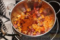 Фото приготовления рецепта: Суп с копчёными колбасками, фасолью и горошком - шаг №9