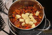 Фото приготовления рецепта: Суп с копчёными колбасками, фасолью и горошком - шаг №10