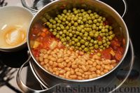 Фото приготовления рецепта: Суп с копчёными колбасками, фасолью и горошком - шаг №12