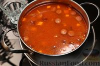 Фото приготовления рецепта: Суп с копчёными колбасками, фасолью и горошком - шаг №13