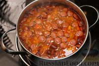 Фото приготовления рецепта: Суп с копчёными колбасками, фасолью и горошком - шаг №15