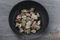 Фото приготовления рецепта: Свинина, тушенная в сметане, с карри и ананасами - шаг №3