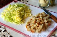 Фото приготовления рецепта: Салат с курицей, капустой, помидорами, сыром и сухариками - шаг №4