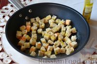 Фото приготовления рецепта: Салат с курицей, капустой, помидорами, сыром и сухариками - шаг №5