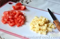 Фото приготовления рецепта: Салат с курицей, капустой, помидорами, сыром и сухариками - шаг №7