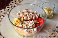 Фото приготовления рецепта: Салат с курицей, капустой, помидорами, сыром и сухариками - шаг №8