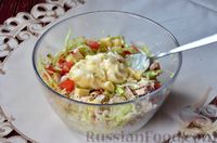 Фото приготовления рецепта: Салат с курицей, капустой, помидорами, сыром и сухариками - шаг №9