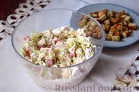 Фото приготовления рецепта: Салат с курицей, капустой, помидорами, сыром и сухариками - шаг №10
