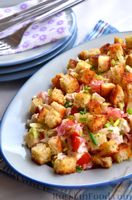 Фото приготовления рецепта: Салат с курицей, капустой, помидорами, сыром и сухариками - шаг №13