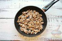 Фото приготовления рецепта: Куриные желудки, тушенные с грибами - шаг №3