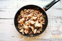 Фото приготовления рецепта: Куриные желудки, тушенные с грибами - шаг №6