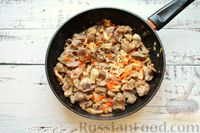 Фото приготовления рецепта: Куриные желудки, тушенные с грибами - шаг №7