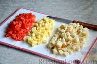 Фото приготовления рецепта: Слоёный салат с курицей, помидорами, сыром, яйцами и сухариками - шаг №4