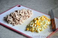 Фото приготовления рецепта: Слоёный салат с курицей, помидорами, сыром, яйцами и сухариками - шаг №9