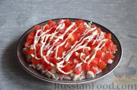 Фото приготовления рецепта: Слоёный салат с курицей, помидорами, сыром, яйцами и сухариками - шаг №11