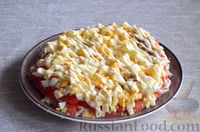 Фото приготовления рецепта: Слоёный салат с курицей, помидорами, сыром, яйцами и сухариками - шаг №12