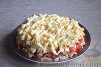 Фото приготовления рецепта: Слоёный салат с курицей, помидорами, сыром, яйцами и сухариками - шаг №13