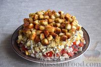 Фото приготовления рецепта: Слоёный салат с курицей, помидорами, сыром, яйцами и сухариками - шаг №14
