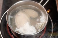 Фото приготовления рецепта: Слоёный салат с курицей, кукурузой, сыром и курагой - шаг №2
