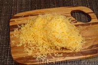 Фото приготовления рецепта: Слоёный салат с курицей, кукурузой, сыром и курагой - шаг №4