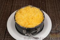 Фото приготовления рецепта: Слоёный салат с курицей, кукурузой, сыром и курагой - шаг №11