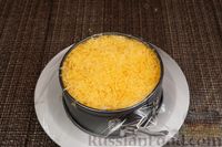 Фото приготовления рецепта: Слоёный салат с курицей, кукурузой, сыром и курагой - шаг №12