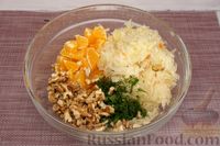 Фото приготовления рецепта: Салат с квашеной капустой, апельсином и грецкими орехами - шаг №6