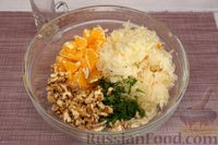 Фото приготовления рецепта: Салат с квашеной капустой, апельсином и грецкими орехами - шаг №7