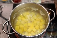 Фото приготовления рецепта: Рыбный суп с вермишелью и томатной пастой - шаг №3