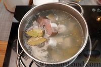 Фото приготовления рецепта: Рыбный суп с вермишелью и томатной пастой - шаг №8