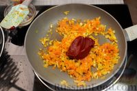 Фото приготовления рецепта: Рыбный суп с вермишелью и томатной пастой - шаг №6