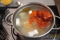 Фото приготовления рецепта: Рыбный суп с вермишелью и томатной пастой - шаг №9