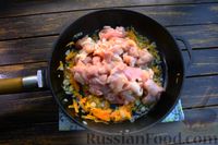 Фото приготовления рецепта: Капуста, тушенная с курицей и фасолью - шаг №5