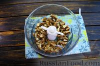 Фото приготовления рецепта: Шампиньоны, жаренные с грецкими орехами - шаг №5