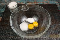 Фото приготовления рецепта: Бисквитный рулет с заварным желтковым кремом - шаг №6