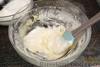 Фото приготовления рецепта: Бисквитный рулет с заварным желтковым кремом - шаг №9