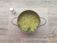 Фото приготовления рецепта: Картофельное пюре с орехами и жареным луком - шаг №2