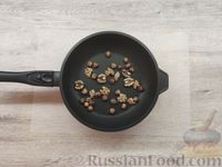 Фото приготовления рецепта: Картофельное пюре с орехами и жареным луком - шаг №3