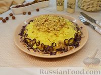 Фото приготовления рецепта: Картофельное пюре с орехами и жареным луком - шаг №15