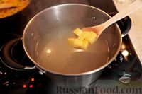 Фото приготовления рецепта: Куриный суп с грибами, вермишелью, сливками и яблоком - шаг №4