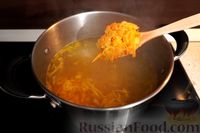 Фото приготовления рецепта: Куриный суп с грибами, вермишелью, сливками и яблоком - шаг №9