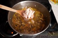 Фото приготовления рецепта: Куриный суп с грибами, вермишелью, сливками и яблоком - шаг №11