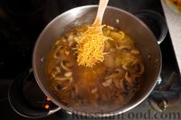 Фото приготовления рецепта: Куриный суп с грибами, вермишелью, сливками и яблоком - шаг №12