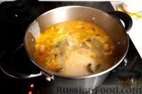Фото приготовления рецепта: Куриный суп с грибами, вермишелью, сливками и яблоком - шаг №13